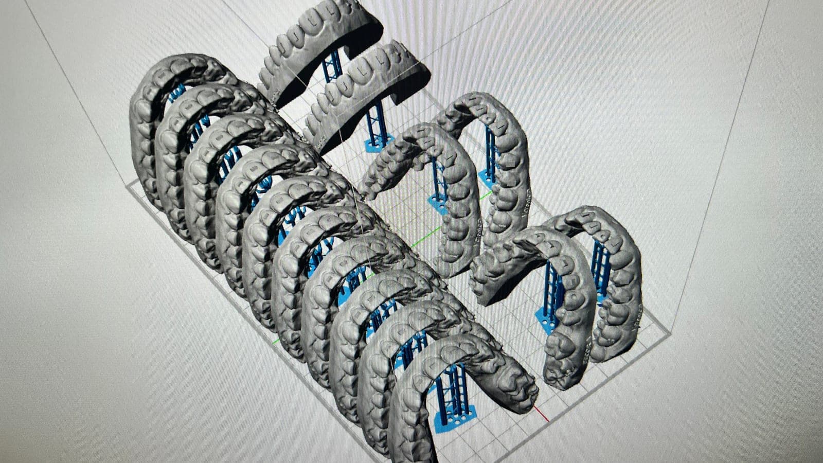Modelli disposti sulla piattaforma di stampa nel software di slicing