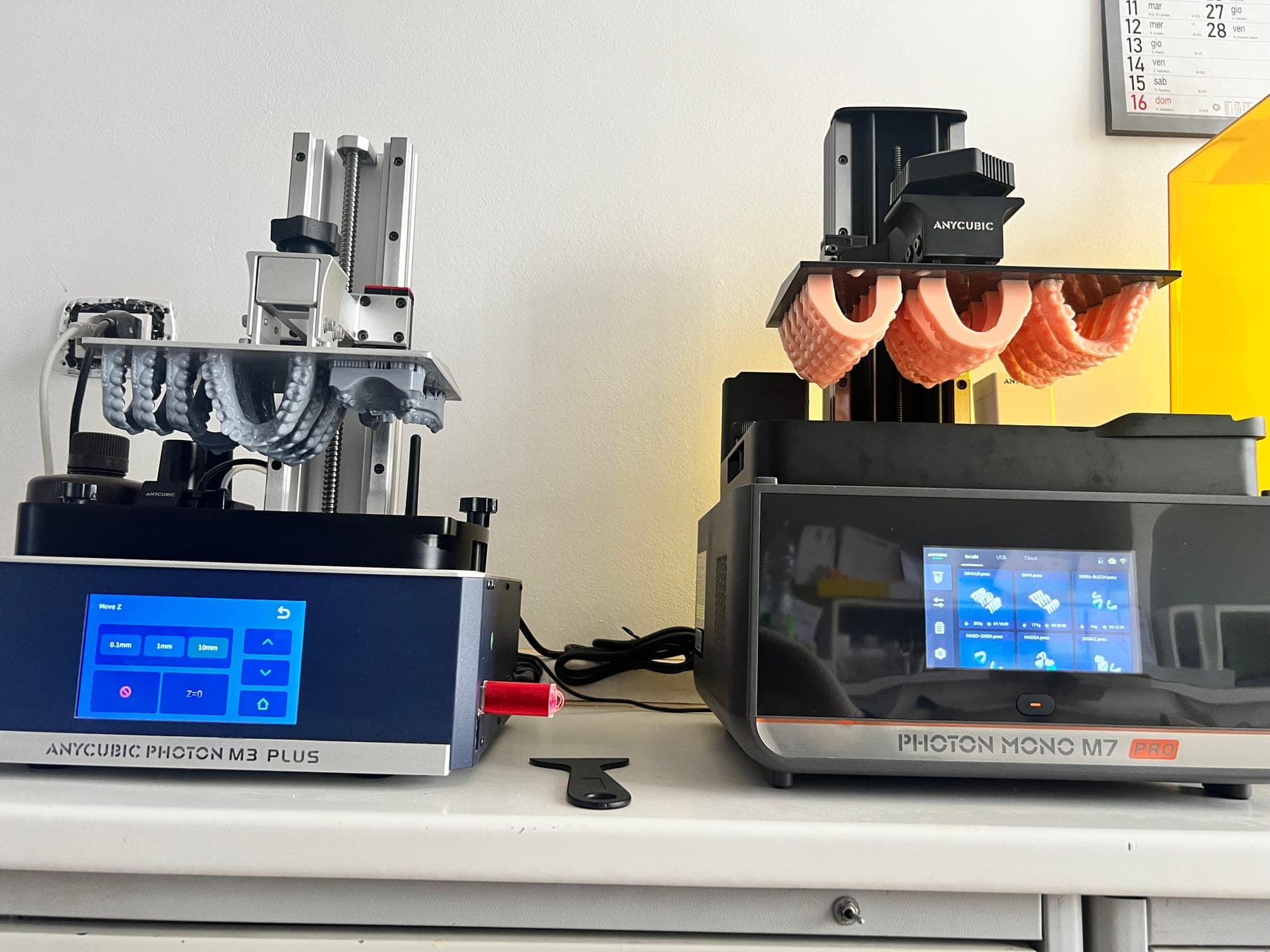 Stampante 3D con i modelli appena stampati sulla piattaforma