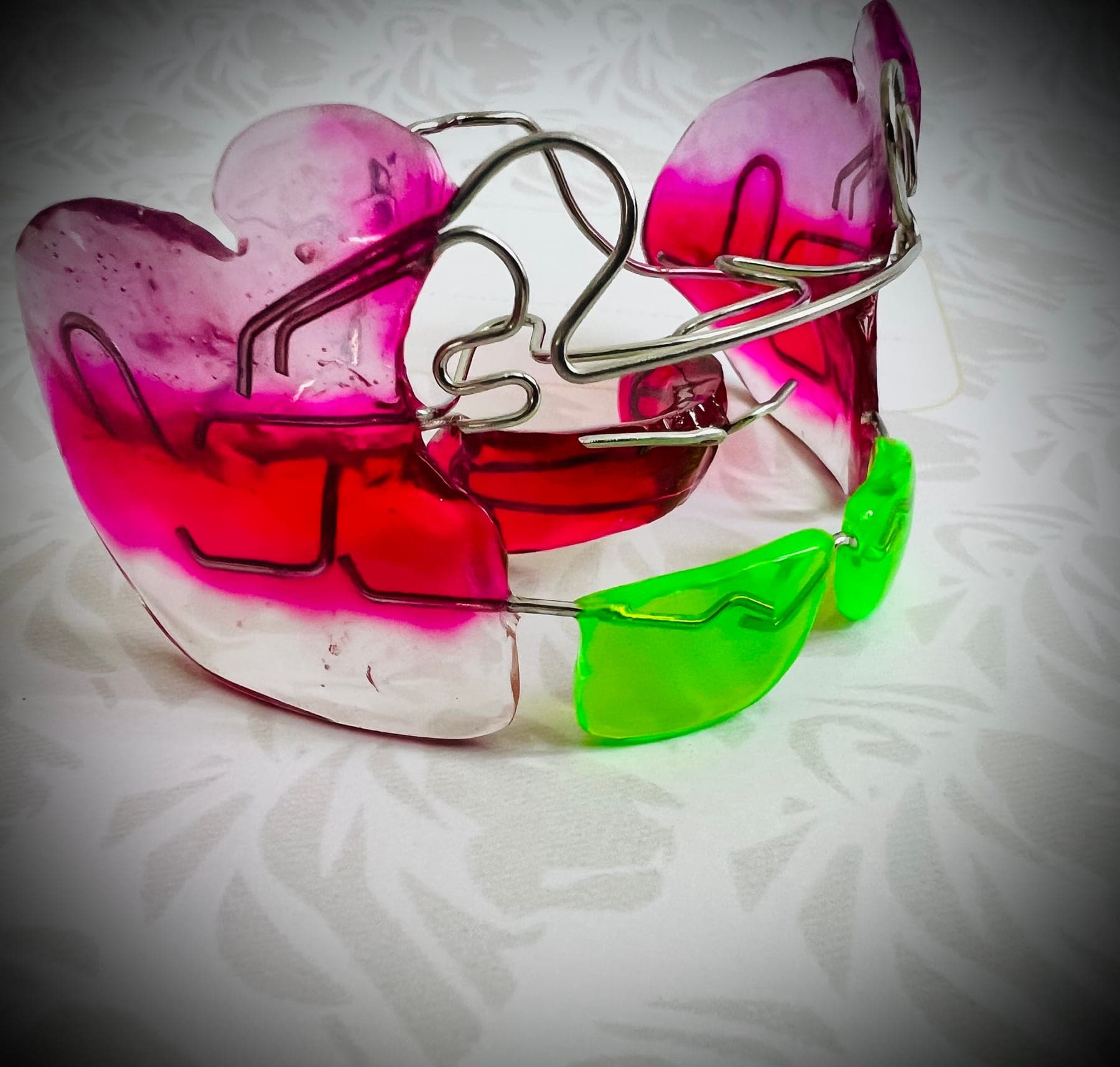 Apparecchio funzionale in resina fucsia con scudi verde fluo